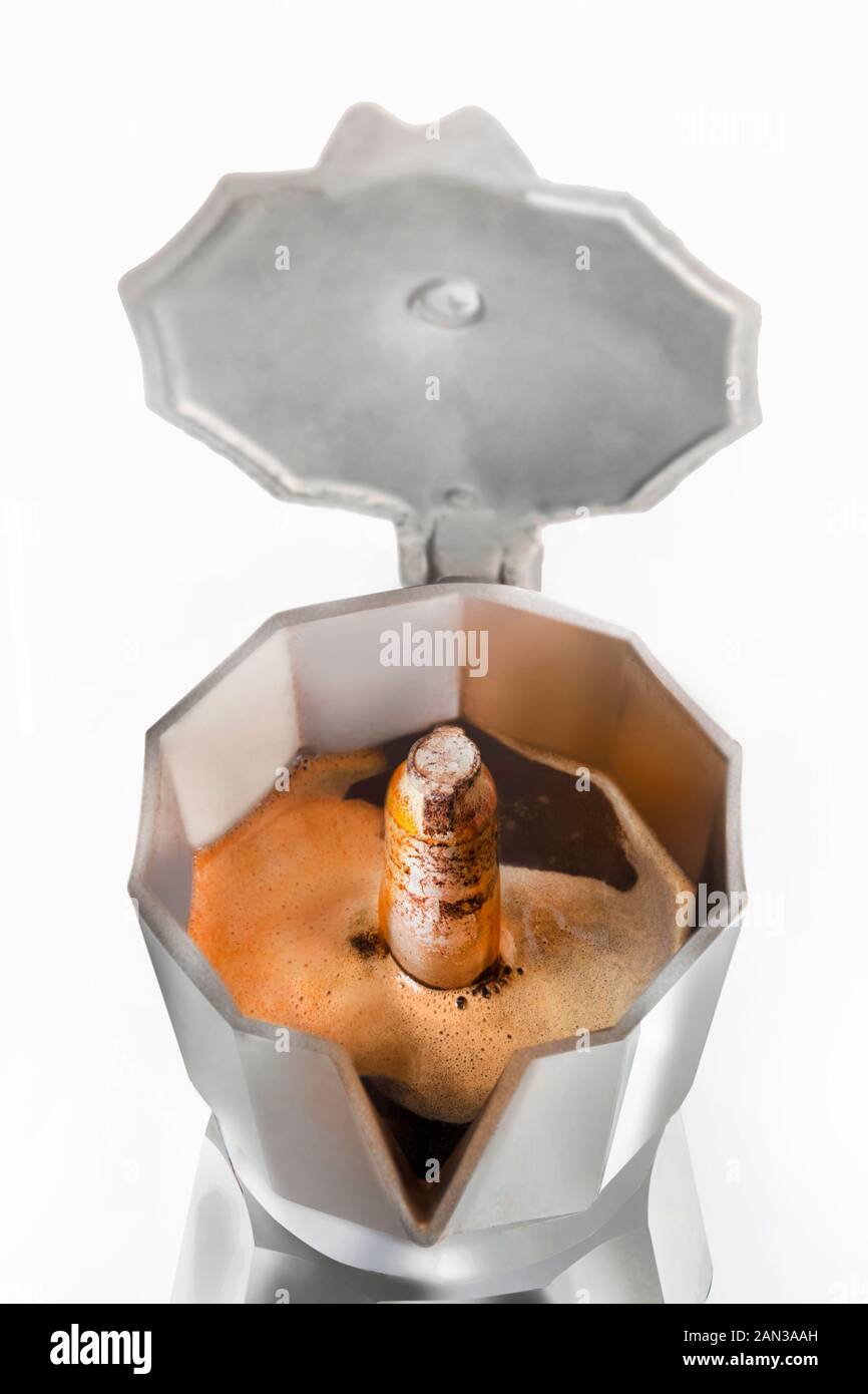 Frisch gebrühter Kaffee fließt unter Druck von der legendären italienischen Brew Stockfoto