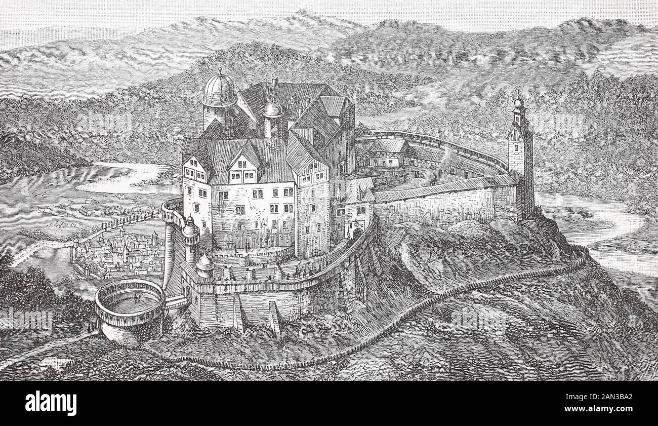 Das Schloss Rochsburg, Schloss Rochsburg, das vermutlich im späten 12. Jahrhundert gegründet wurde, steht auf einem Felsvorsprung, der auf drei Seiten von der Zwickauer Mulde umgeben ist, oberhalb des gleichnamigen Stadtviertels in Lunzenau in Sachsen/Schloss Rochsburg, wo man im Laufe der 12. Ein Blick auf den Felsvorsprung, ein drei Seiten der Zwickauer Mulde umgab, oberhalb des gleichen Stadtviertels im sächsischen Lunzenau, Sachsen, Deutschland, historisch, digital verbesserte Wiedergabe eines Originals aus dem 19. Jahrhundert / Digitale Produktion einer ersten Anlage Stockfoto