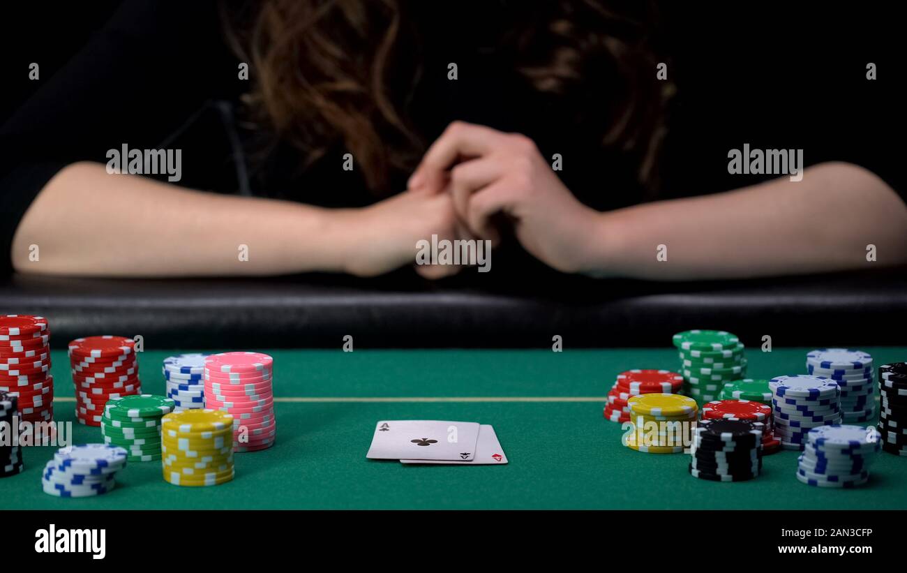Lucky Lady Spieler angezeigt, Asse Paarkombination, Poker Wettbewerb, Kasino Stockfoto
