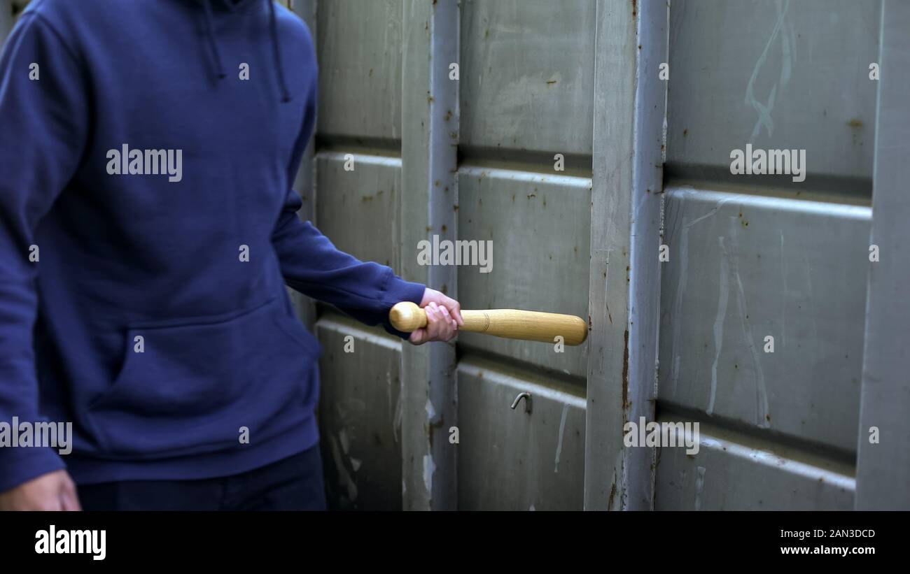 Gestörte jugendlich Wandern mit Baseballschläger, offene Bedrohung, hooligan Mobbing problem Stockfoto