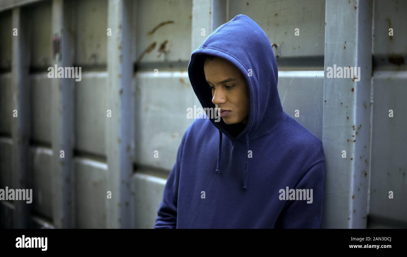 Traurig afro-amerikanischer Junge einsam bleiben in Gateway, Mobbing, Rassendiskriminierung Stockfoto