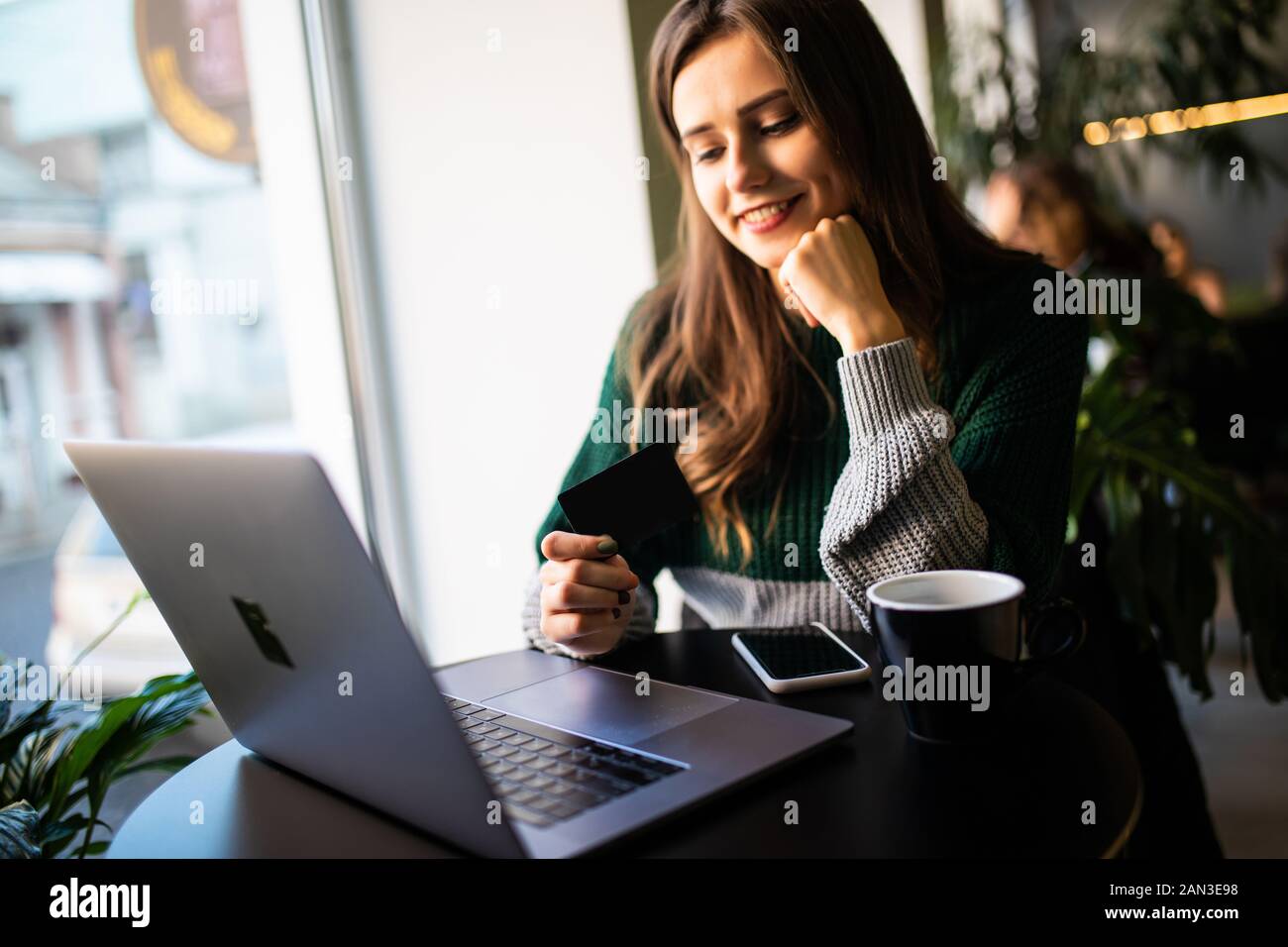 Junge Frau, die Videoanruf im Café macht Stockfoto
