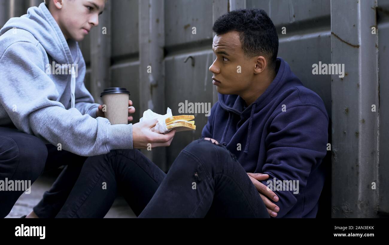 Teenage gemeinsame Mittagessen mit afro-amerikanischer Freund, Unterstützung in schwierigen Situation Stockfoto