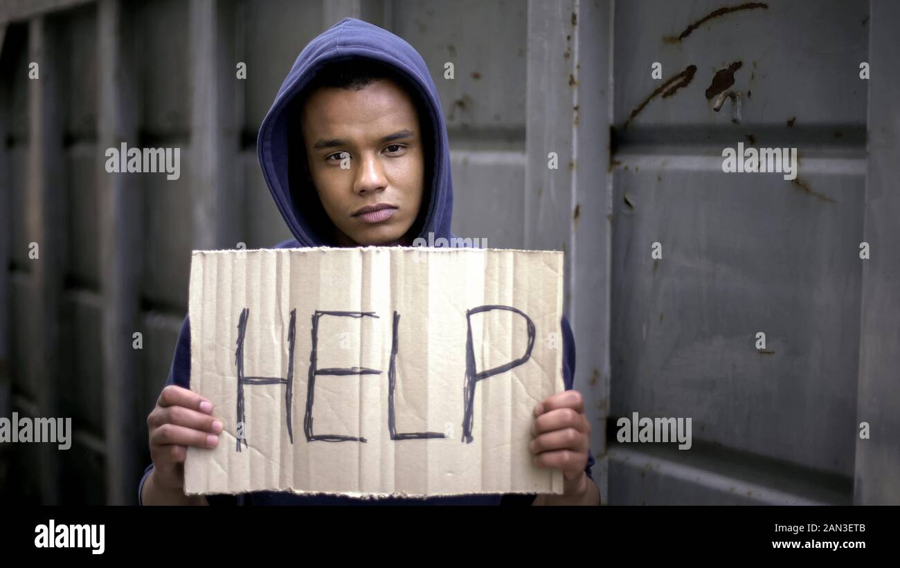 Hilfe Anmelden betteln afro-amerikanischen Jungen Hände, stop Krieg, Flüchtlingsproblem Stockfoto
