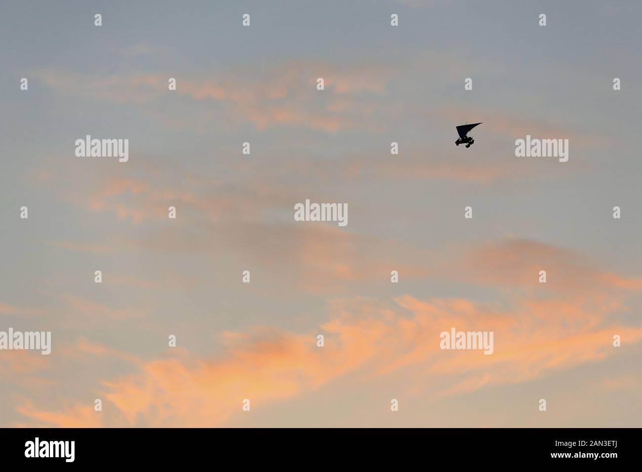 Ultraleichter blauer Himmel mit einigen Wolken. Dunhunag Crescent Lake-Gansu-China-0688 Stockfoto