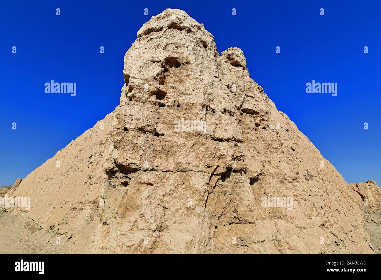 Die Ruinen des alten Pochengzi-Leuchtturms sind voller Erde. Guazhou County-Gansu-China-0696 Stockfoto