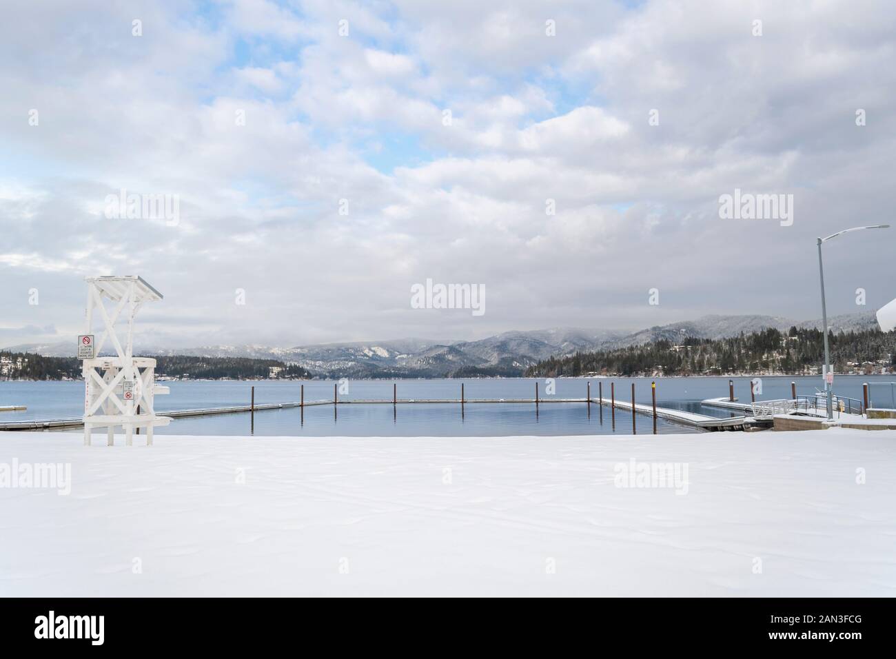 Schnee Winter Blick auf der Bootsanlegestelle und Schwimmen, Geißblatt Strand auf Hayden Lake, in Hayden Lake, Idaho, USA Stockfoto
