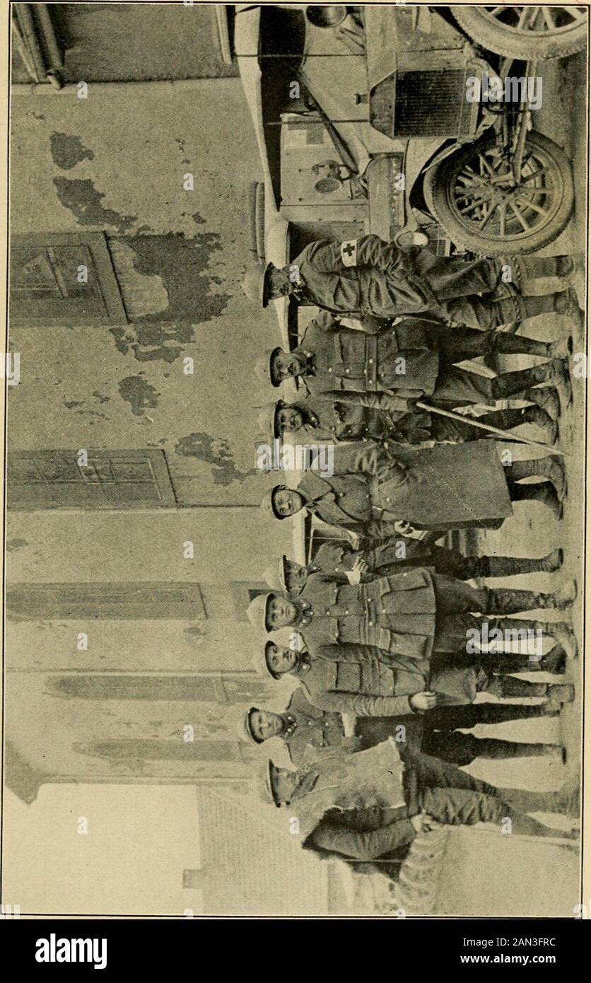 Freunde Frankreichs; . CO l-i CO PS-&gt; Pi &lt; OS DER ABSCHNITT IN ALSACE RECONQUISE, um zu sehen, dass alles gut läuft oder um die Angemessenheit zu kennen. Herr Lovering Hill, bei Kriegsausbruch, war in New York City im Gesetz. Er war in Harvard und in der Schweiz edu-cated, und, sprechend französisch sowie englisch, und gründlich unterstehend das französische Temperament und die Leute, heuer mit dem amerikanischen Ambulanceof Neuilly als Fahrer aufgeführt. In sechs Monaten war er bis zum Rang eines Kaderführers promotiert und seit Juli als erster Leutnant in der französischen Armee rangiert, war er Stockfoto