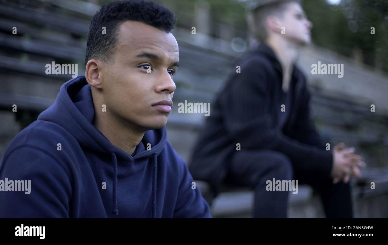 Verärgert Teenager sitzen auf Stadion Tribüne, Sport Spiel der Jugend team Stockfoto