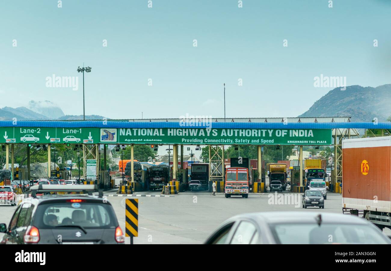 Private und gewerbliche Fahrzeuge in der Schlange durch die Mautstelle in Indien, schnelle tag Gassen, National Highway Authority von Indien Stockfoto