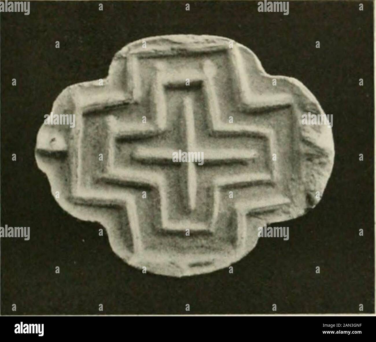 Prähistorisches Thessalien; einige der jüngsten Ausgrabungen und Erkundungen im Nordosten Griechenlands vom Kopais-See bis zu den Grenzen Mazedoniens. Abb. 92. Anbaugeräte mit Knochen; A-g von Tsangli, //-/// von Tsanl Maghula (Skala 9 : 10). Tsani, verschiedene Objekte 149 prominent und groß. Zum selben Stratum gehören auch ein hohler Fuß, der Teil einer anthropomorphen Vase sein kann, und ein sehr kleines Bein. Die untere [)Kunst einer stehenden steatopygösen weiblichen Figur wie AS, PI. 32. 3, wurde auf der Oberfläche des Südhanges des Mounds gefunden. Das ist poliert, aber unbemalt: Es gehört aber wahrscheinlich dazu Stockfoto