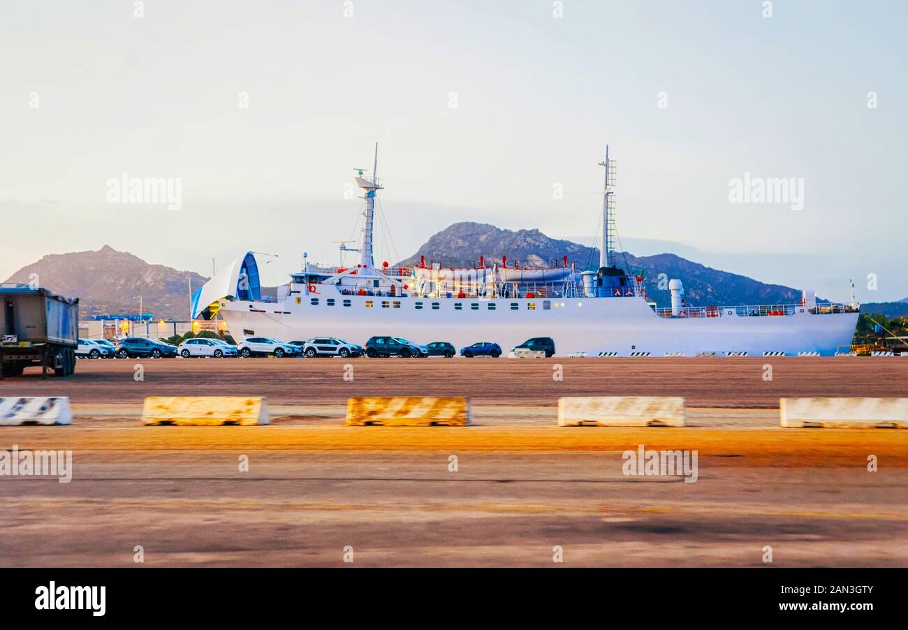 Schiff im Hafen von Olbia am frühen Morgen Sardinien Reflex Stockfoto