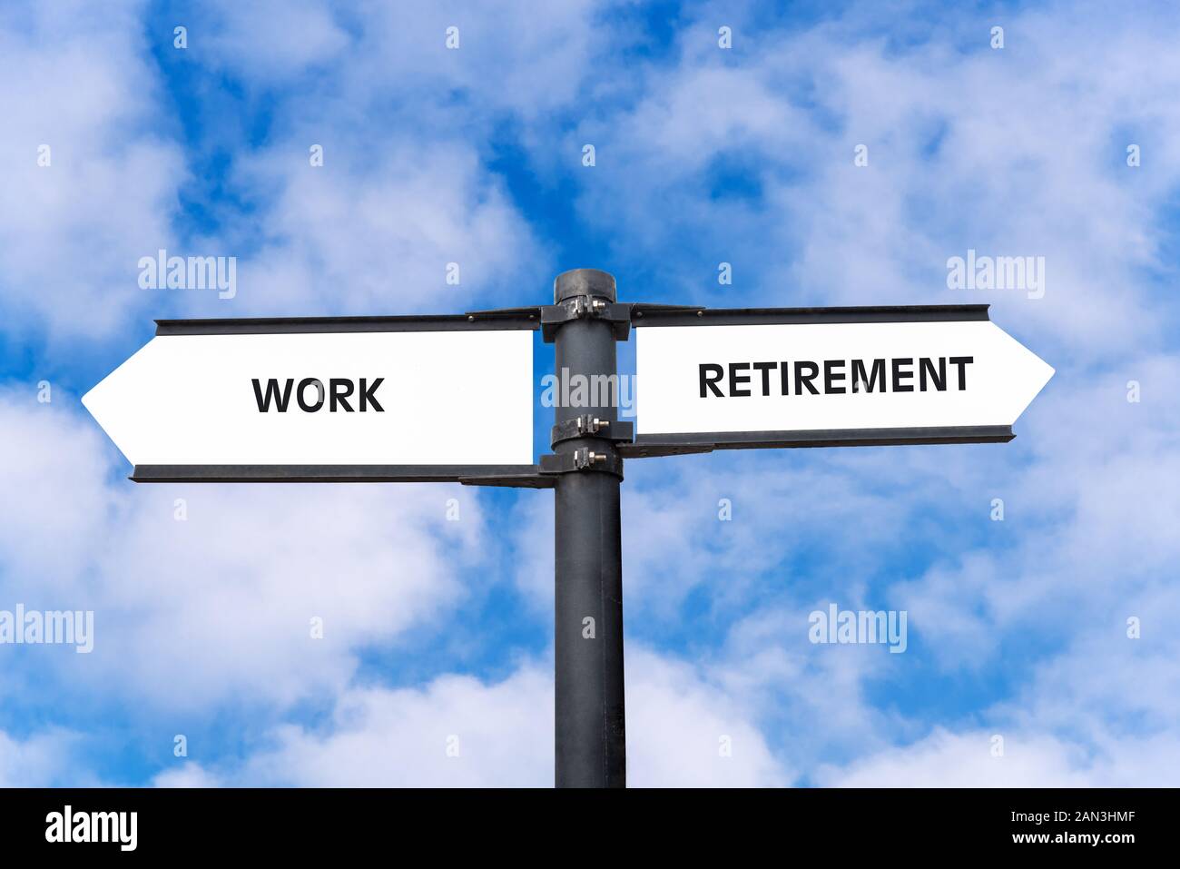 Konzeptionelle Wegweiser über die Wahl zwischen Rente und Arbeit mit blauer Himmel mit Wolken im Hintergrund Stockfoto