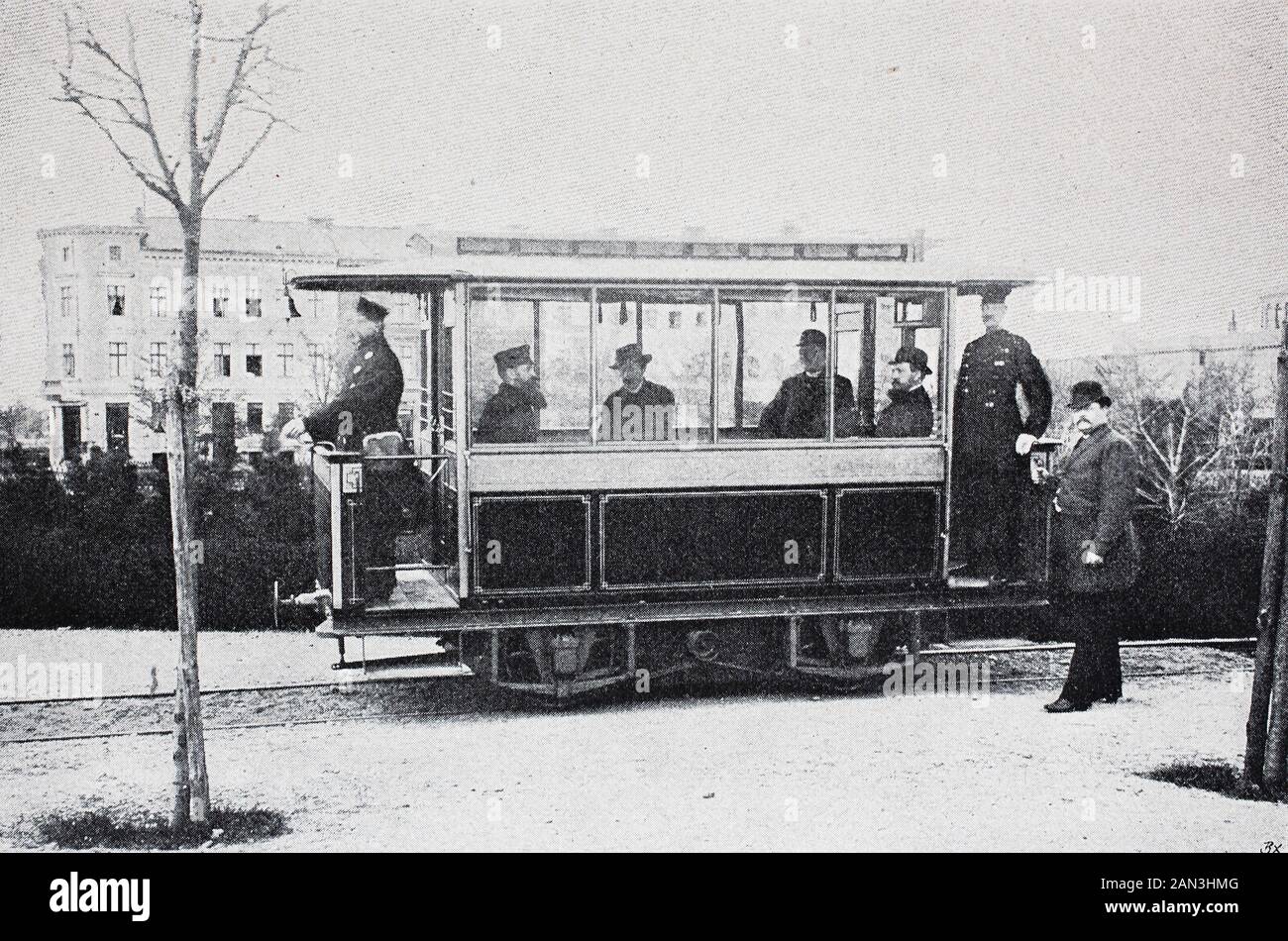 Die Gross Lichterfelde-Tramway war die erste elektrische Straßenbahn der Welt, die von der Firma Siemens & Halske in Lichterfelde-Berlin gebaut wurde. Und ging am 16. Mai 1881 in Betrieb / die Gross Lichterfelde-Tramway war die erste elektrische Straßenbahn der Welt, die von der Firma Siemens & Halske in Lichterfelde-Berlin, gebaut und am 16. Mai 1881 in Betrieb genommen wurde, historisch, digital verbesserte Wiedergabe eines Originals aus dem 19. Jahrhundert / Digitale Produktion einer Originalanlage aus dem 19. Jahrhunderts Stockfoto