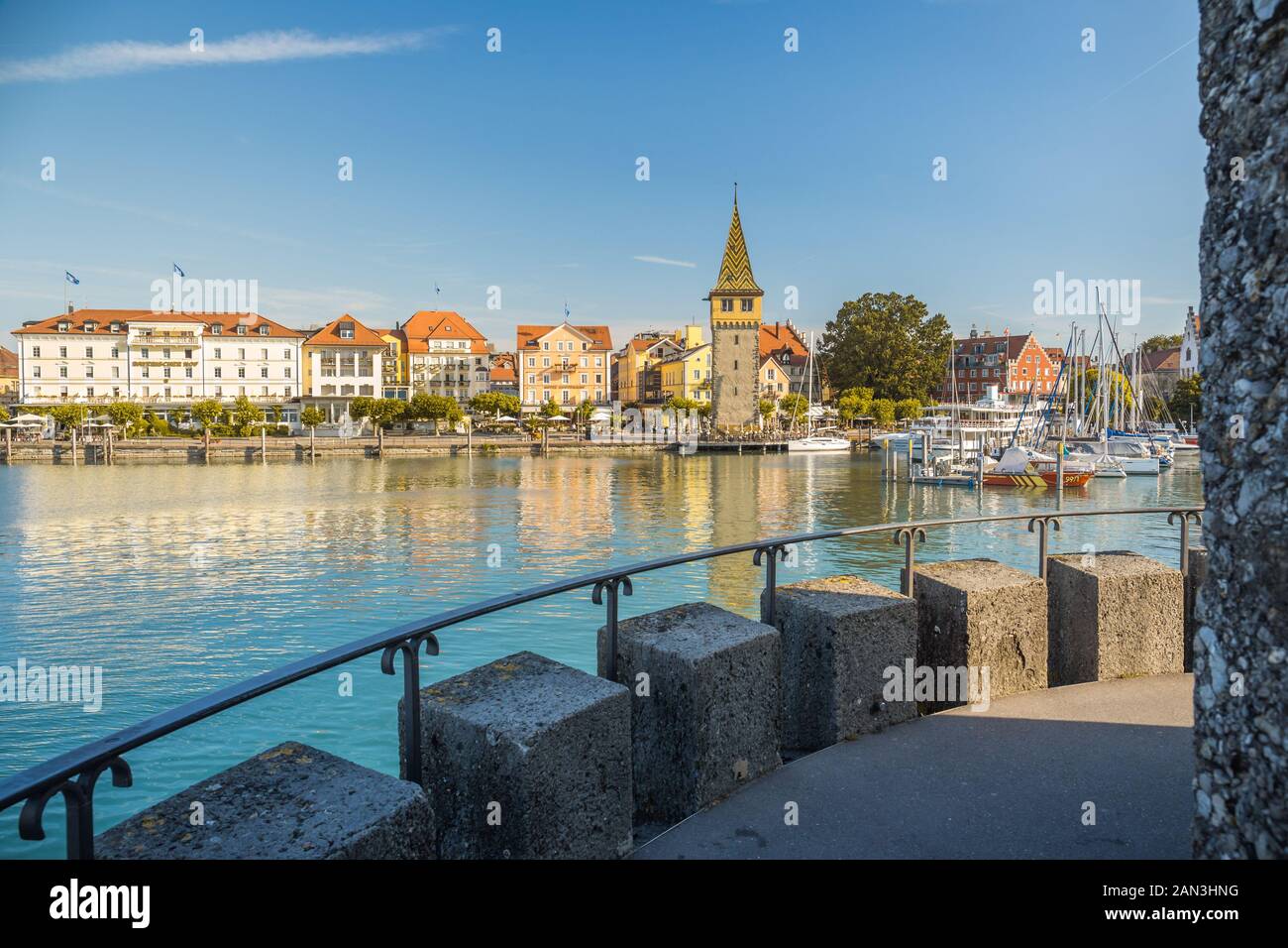 Lindau, Deutschland, Juli 2019 - Blick auf die Marina und die mangturm Turm im deutschen Hafen Lindau entfernt. Stockfoto