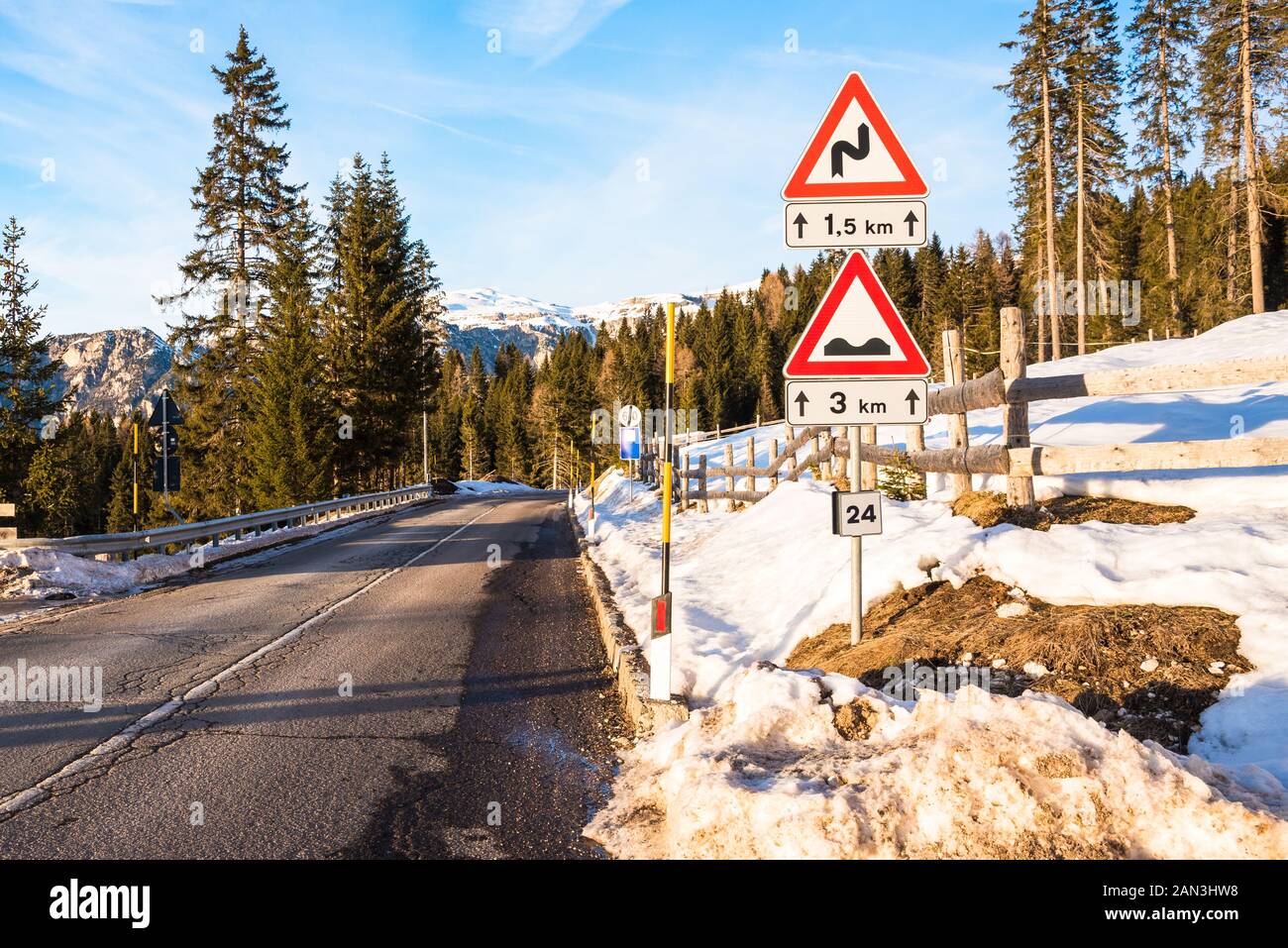 Triangualr Warnung entlang einem Pass gelöscht vom Schnee in den Alpen auf einem sonnigen Nachmittag Stockfoto