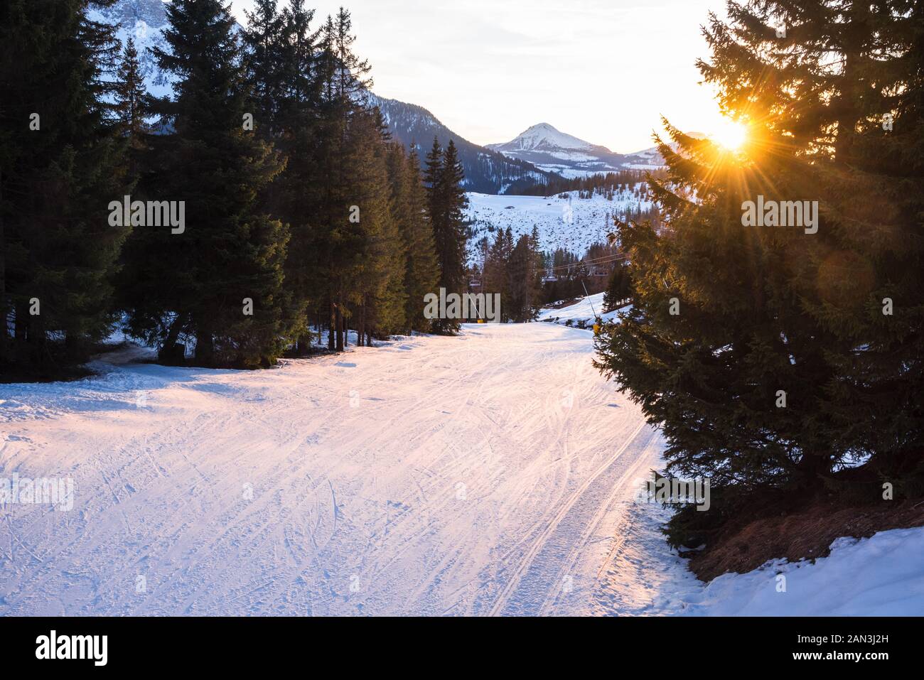 Sonnenuntergang über einem verlassenen Skipisten in den Alpen Stockfoto