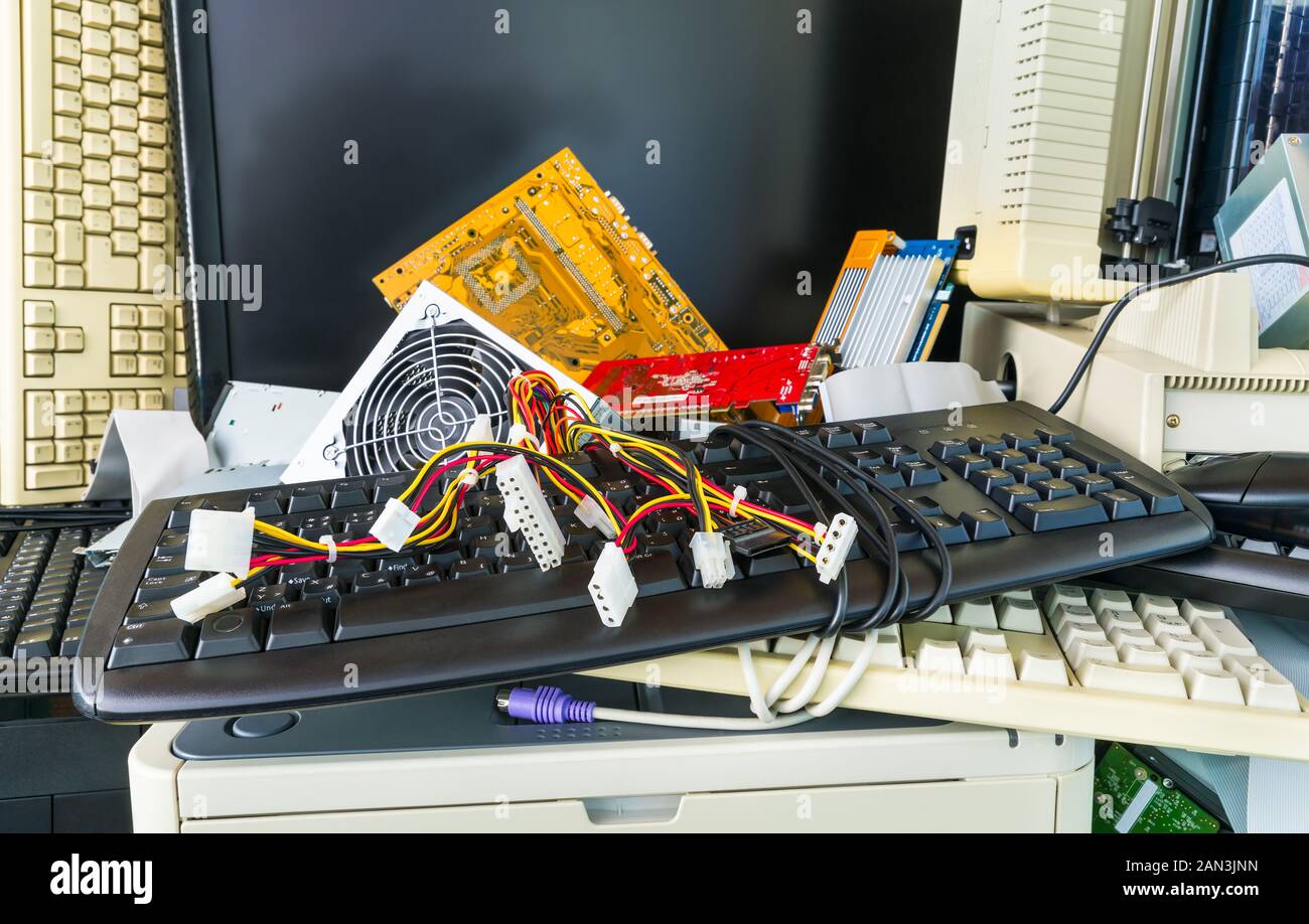 Ausrangierte Computer Ersatzteile. E-Halde Detail von der Hardware elektronischen PC-Komponenten wie Tastaturen, Drucker, Monitor. Farbige Kabel, Mainboards. Stockfoto