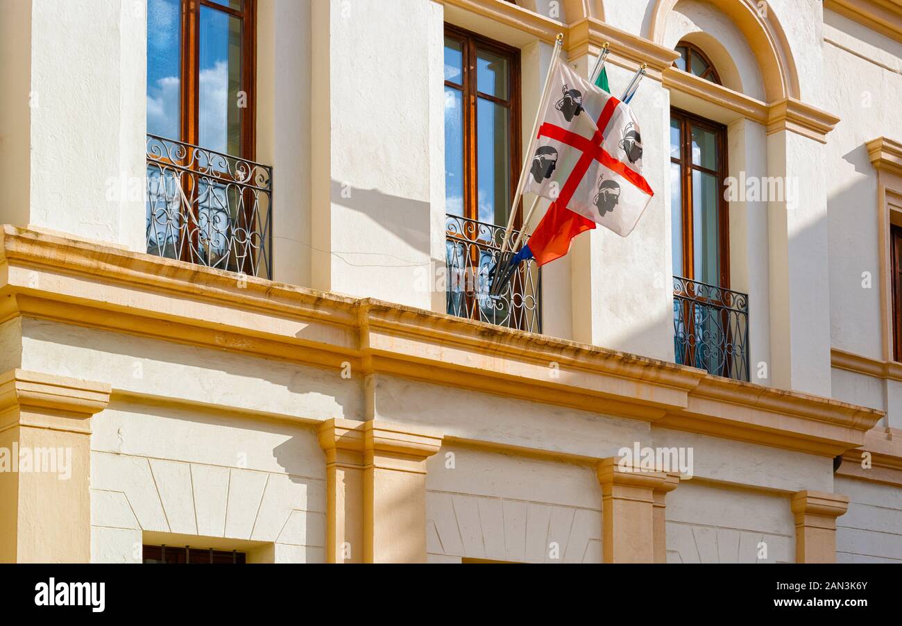 Öffentliche Bibliothek mit hängender sardischer Flagge im Olbia-Reflex Stockfoto