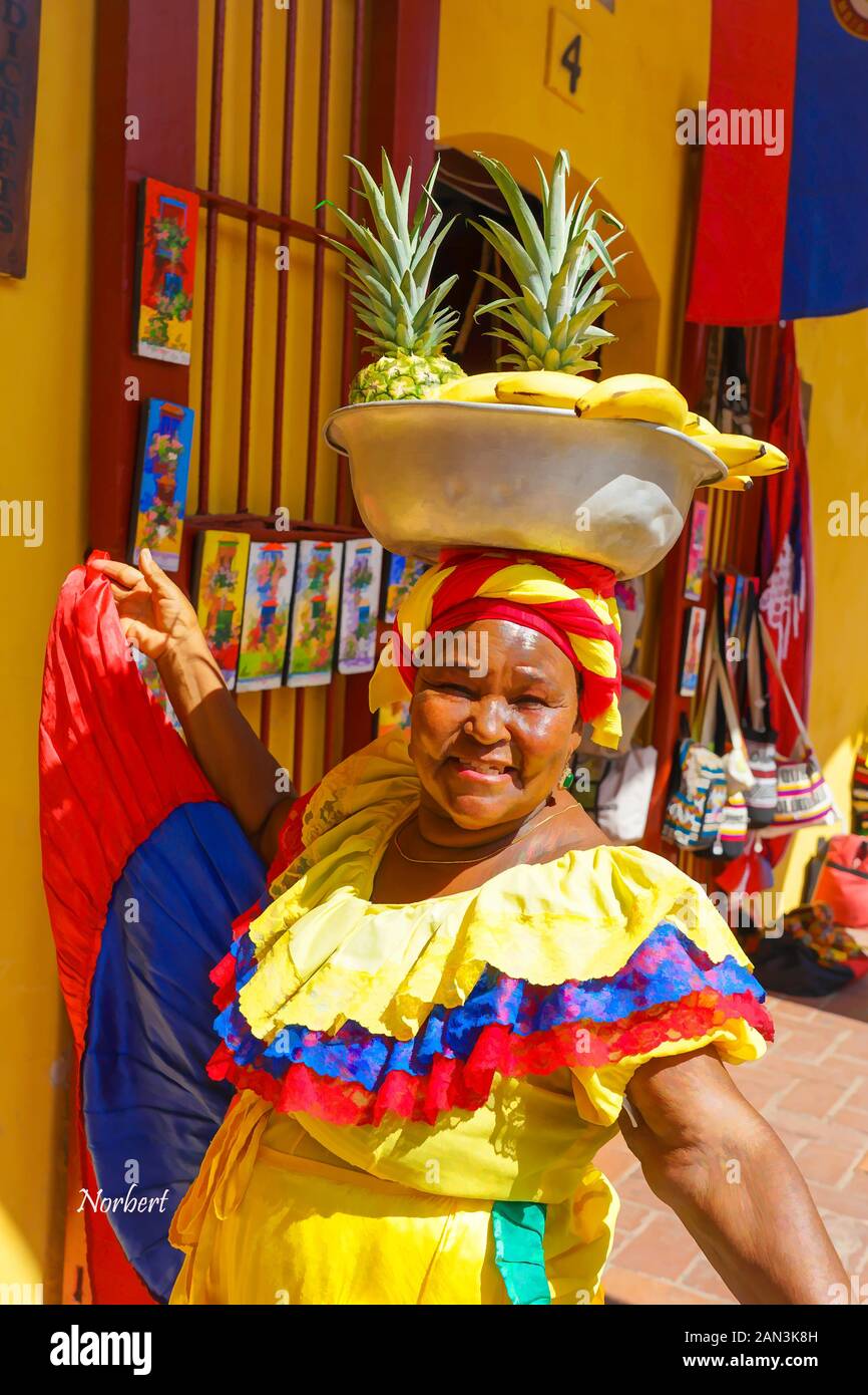 Marktfrau tanzt für Touristen in Huatulco, Mexiko, Bahia de Huatulco, Stockfoto