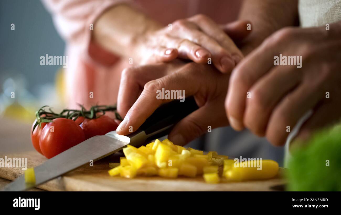 Liebevolle Frau, Mann, Hände, kochen Abendessen mit der Familie zusammen, Ernährung Stockfoto