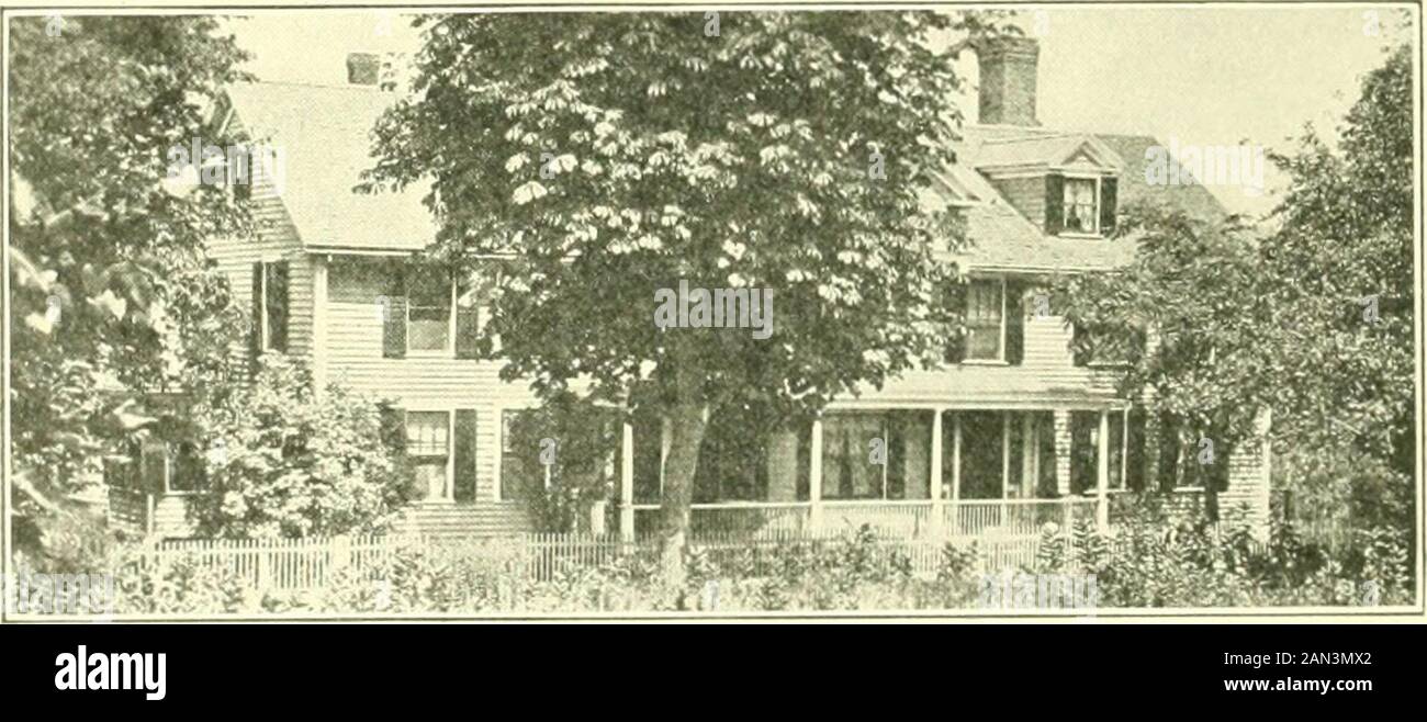 Geschichte von Worcester und seinen Leuten. BEXJAMIX FLA(-(, HOUSi:. Il.AXT.Xl K ) X STKKT.. James DRAPER HOUSE.Built von John Gates, vor dem Jahr 171. ,^^smmi. !% - /-I-: ^?# ^ ISH^ ? M^B ^^^^ ^ * ^^fial^H?^ ^^.- *^^^^ l?l 1• -&gt;• :  .??? :.:. Ist H^ ?^^^? . wll&lt;:iij. V-; CHAMHKRl.AIX-HAUS, FLAGGSTRASSE. AX[i ITS PEUPLE 147 Heale}-, XathanieP tjushua, Xathaniel-, William), B. SI-pt. 3, VIM;Rel)ecca Davis (verstorben), Mary Marcy, d. 30. Dezember 1704; kam zur Wor.Lilifore 17 7] : seine Witwe Lois wurde admx zugelotet. Eine von zwei. Maria war hier im Juli -.1. 1;: 1. Mealy. Jnse])li^ ijcisliua. .atlia Stockfoto