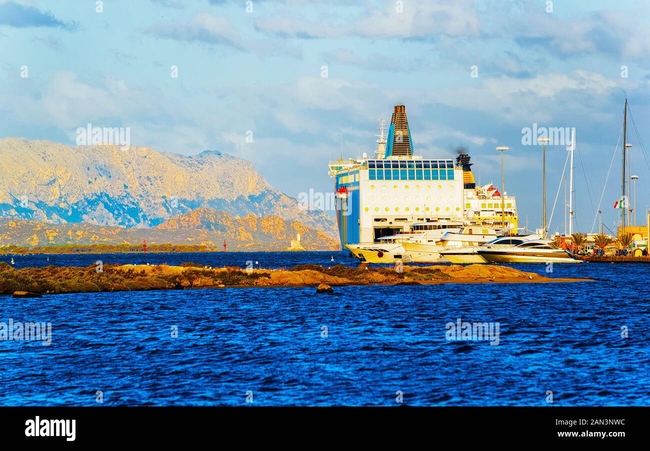 Hafen mit Schiffen in Olbia von Sardinien Reflex Stockfoto