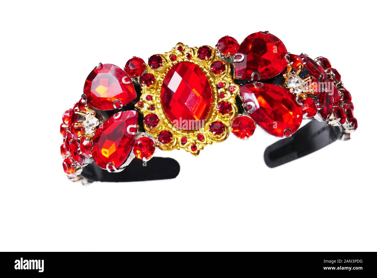 Frauen Krone mit roten Edelsteinen. Krone mit roten Edelsteinen auf weißem Hintergrund. Queen Schmuck. Stockfoto