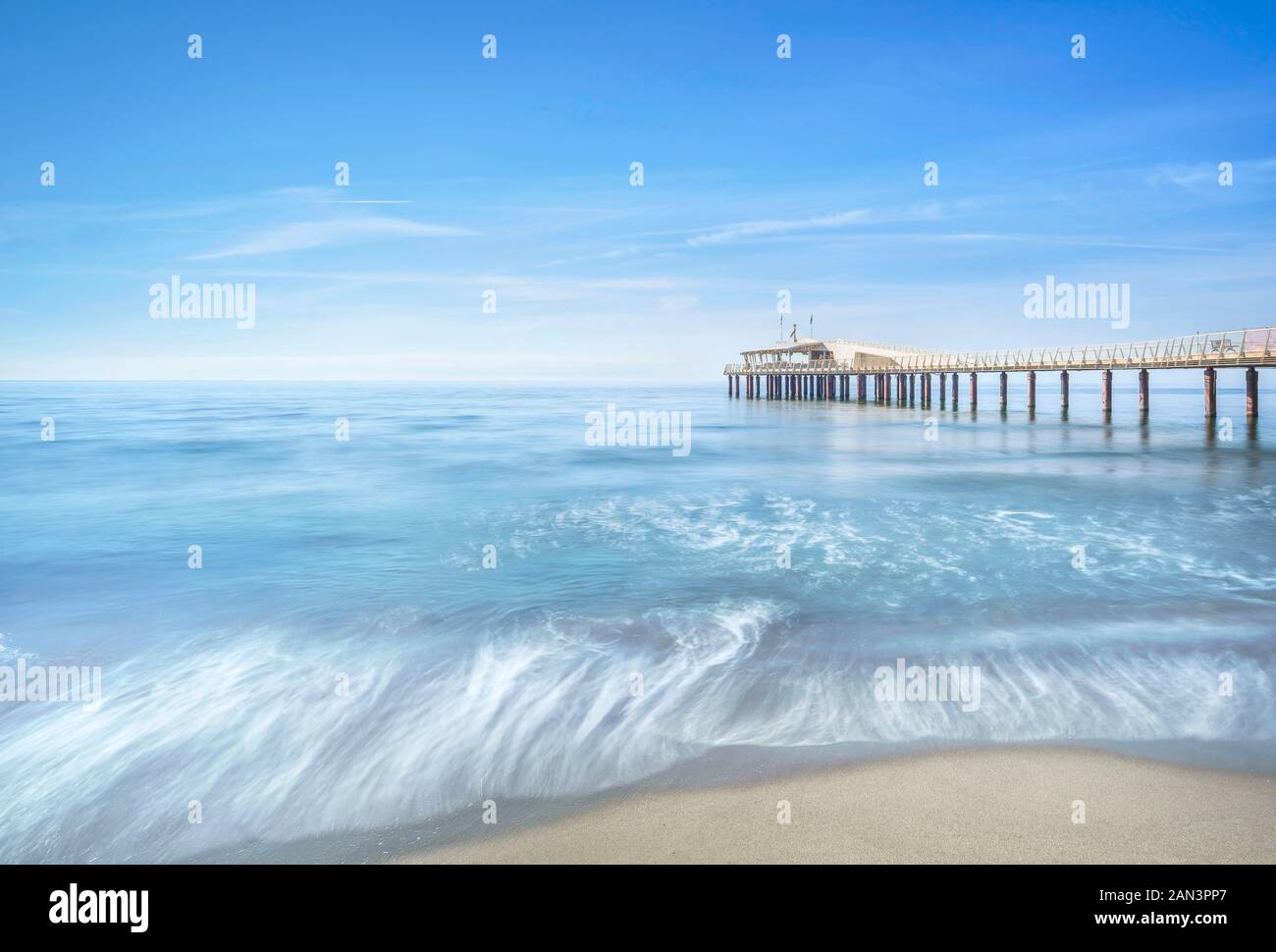 Moderne Steel Pier oder Steg, der Strand und das Meer. Lido Camaiore, Versilia, Toskana, Italien, Europa Stockfoto