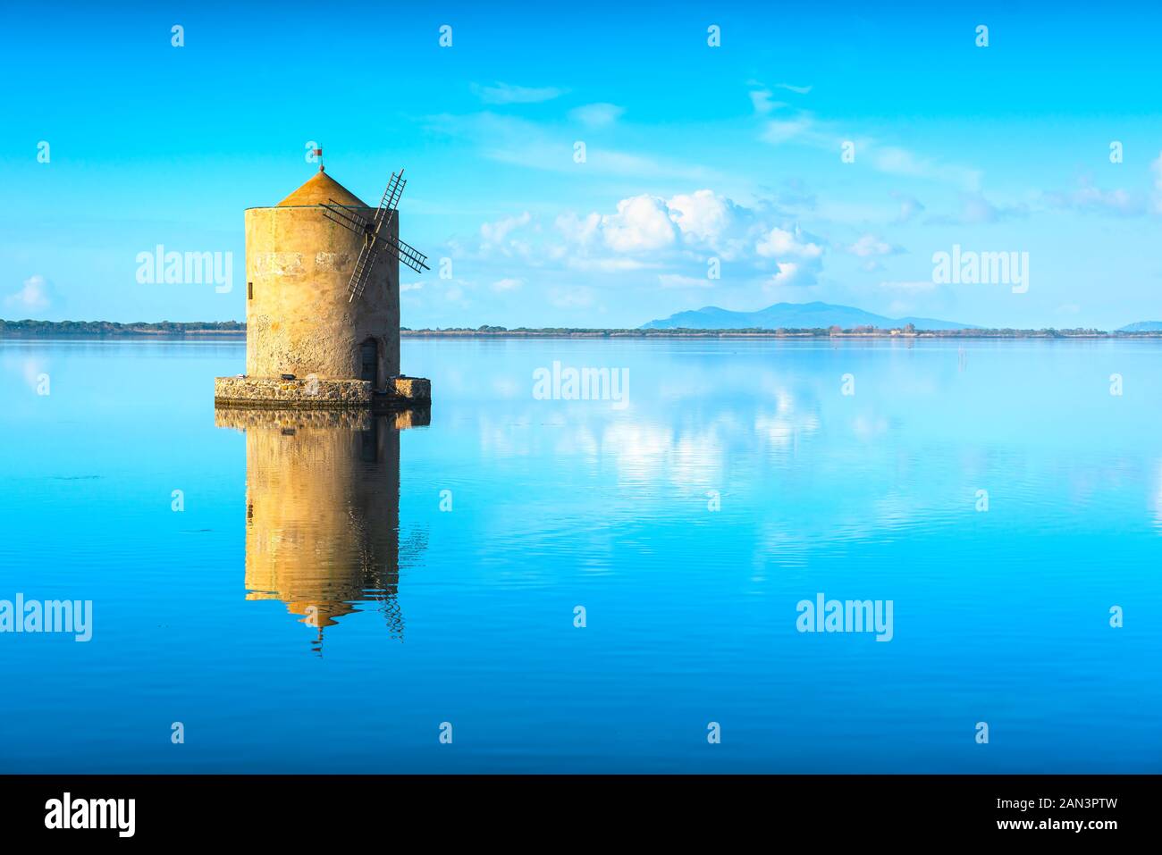 Alte spanische Windmühle in die Lagune von Orbetello, mittelalterliche Wahrzeichen in Monte Argentario, Toskana, Italien. Stockfoto