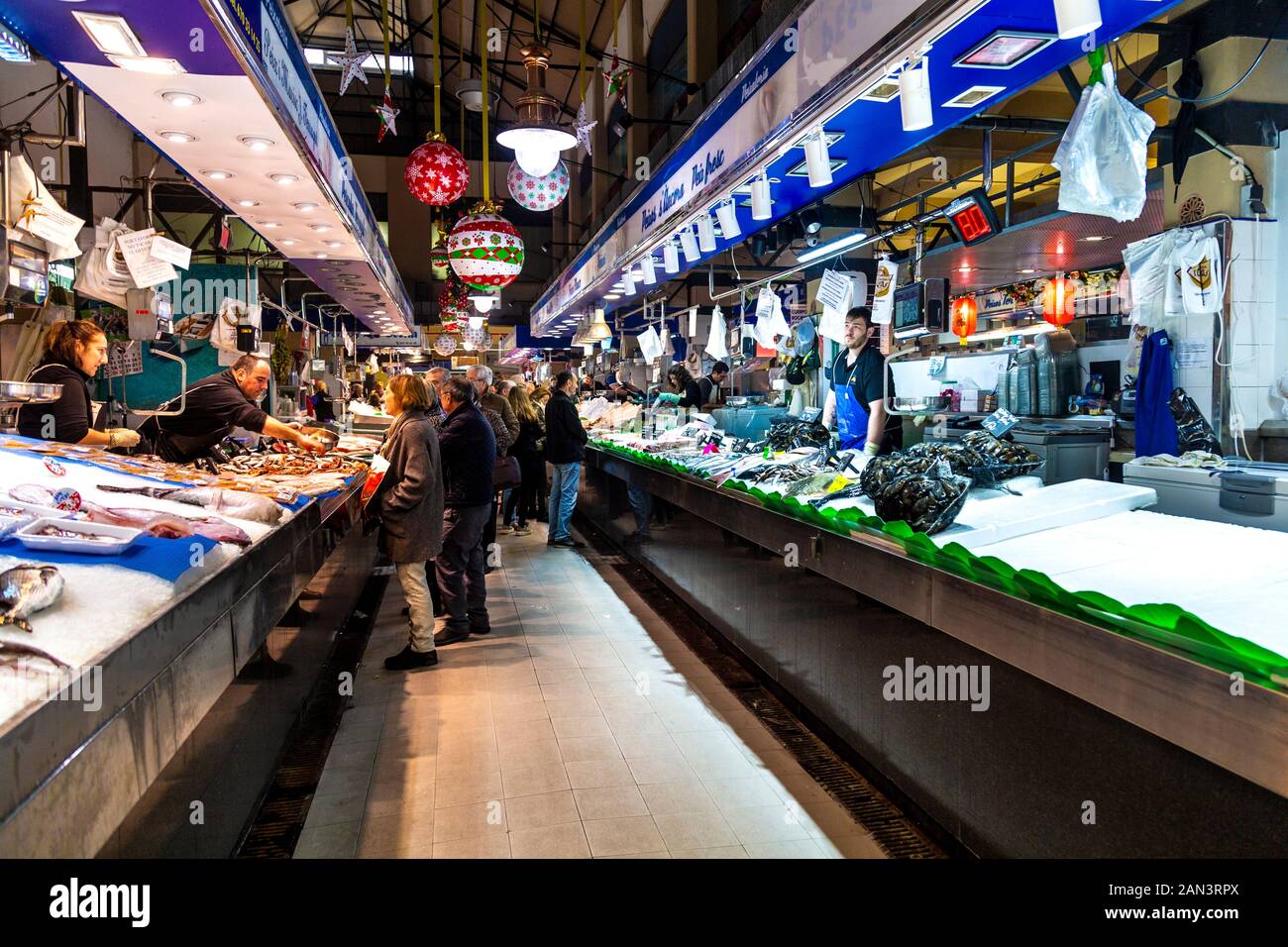 Leute einkaufen bei die Fische Verkaufsstände in Mercat de l'Olivar, Palma, Mallorca, Spanien Stockfoto