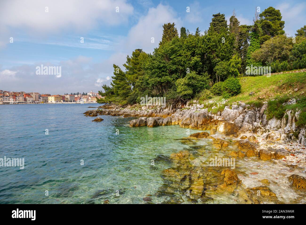 Malerische Felsgrenze auf der Insel St. Katerina mit Blick auf die Altstadt von Rovinj und die Küste, Istrien, Kroatien, die Adria an einem sonnigen Tag Stockfoto