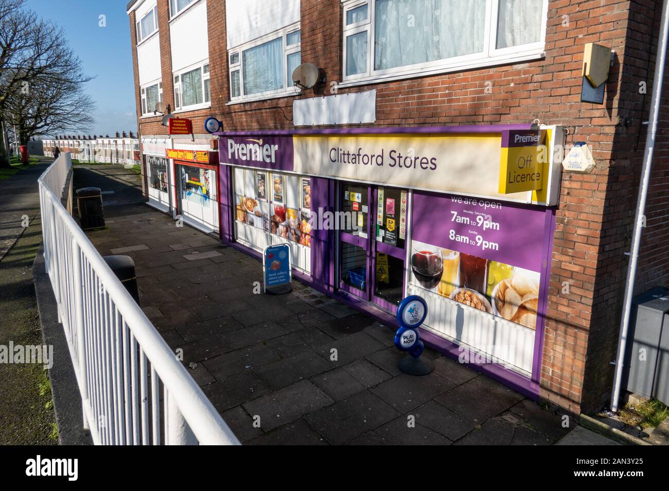 Zeile der lokalen Geschäfte auf einem Rat Immobilien, Southway, Plymouth, Großbritannien Stockfoto