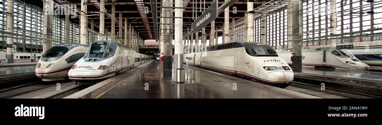 AVE Hochgeschwindigkeitszüge, dem Bahnhof Atocha, Madrid, Spanien Stockfoto