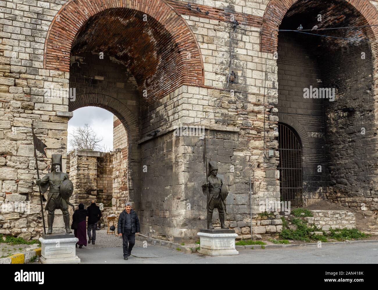 Topkapi, Istanbul/Türkei - am 13. Januar 2020: östlichen Römischen byzantinischen Mauern, die historische Altstadt Istanbuls Halbinsel. Osmanischer Soldat Statue Stockfoto