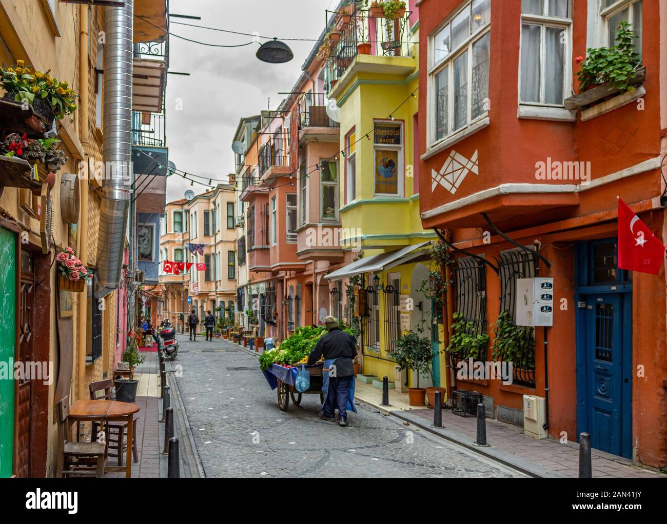 Balat, Fatih, Istanbul/Türkei - am 13. Januar 2020: Eine Straße und bunten alten Häuser in Balat Stockfoto