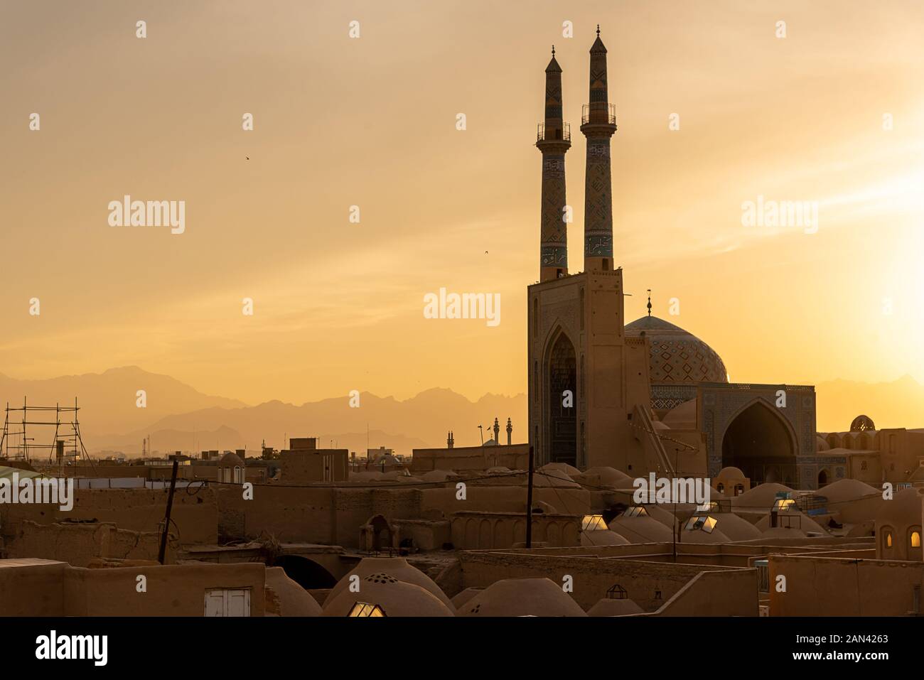 Blick auf die Skyline mit Minaretten und Kuppeln von Yazd bei Sonnenuntergang, Iran Stockfoto