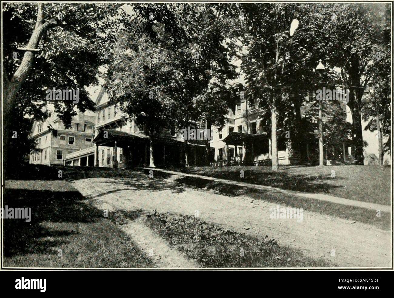 Zwei Jahrhunderte von New Milford, Connecticut: Ein Bericht über die zweihundertjährige Feier der Stadtgründung vom 15., 16., 17. Und 18. Juni 1907 mit einer Reihe von historischen Artikeln und Erinnerungen. IXGI.ESIDE LUTXC.AI.OW. FOINDATIUN-HAUSANSICHTEN DER INGLESIDE SCHULAKTIVITÄTEN von New Milford in Späteren Jahren 93 Kindergarten, an dem sie 1878 ihren Abschluss machte. Miss WellsConducts hat ihre Schule mit großem Erfolg besucht. Die Ingleside School for Girls, die von Mr. William D. Black im Jahr 1892 gegründet wurde und der Stolz der Stadt ist, wird an einem anderen Ort beschrieben. Im Villag gibt es sechs Kirchen Stockfoto