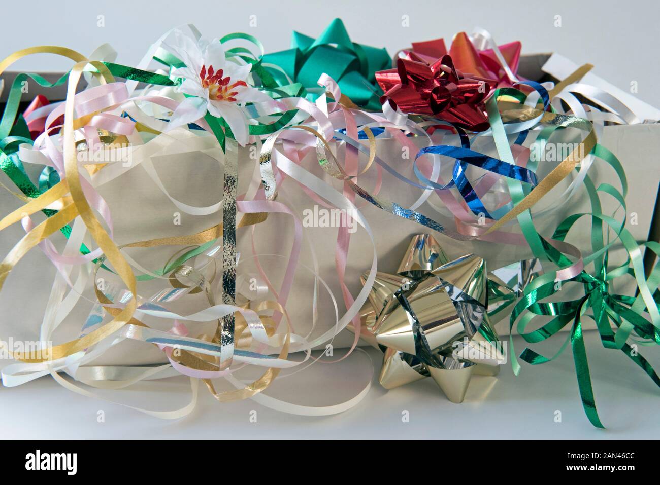 Alte recycelte Weihnachtsdekorationen Bänder und Rosetten für die Wiederverwendung verschüttet aus alten Schuhkarton, keine Abfälle Stockfoto