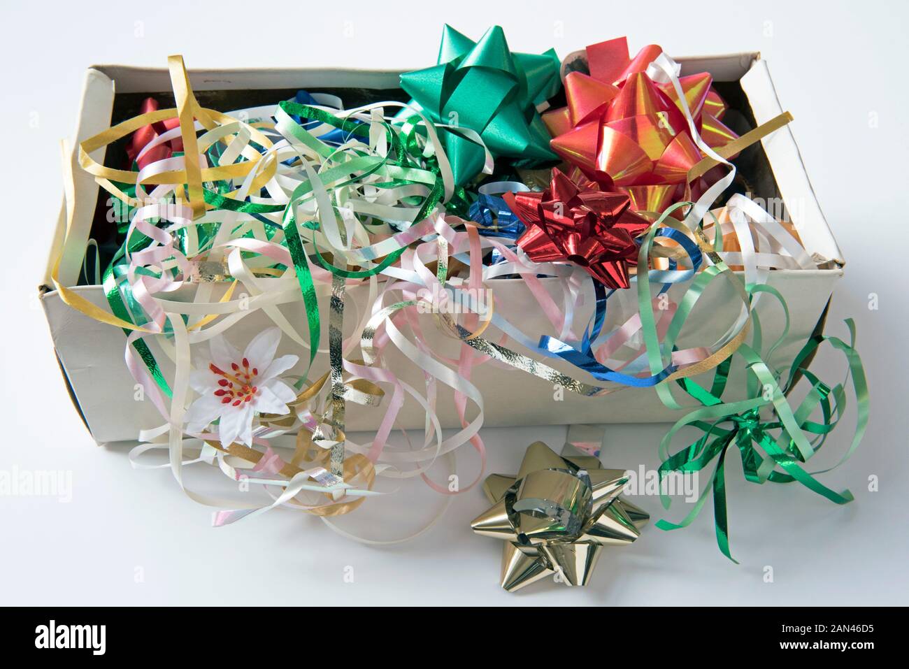 Recycelte Weihnachtsdekorationen Bänder und Rosetten für die Wiederverwendung verschüttet aus alten Schuhkarton, keine Abfälle. Stockfoto