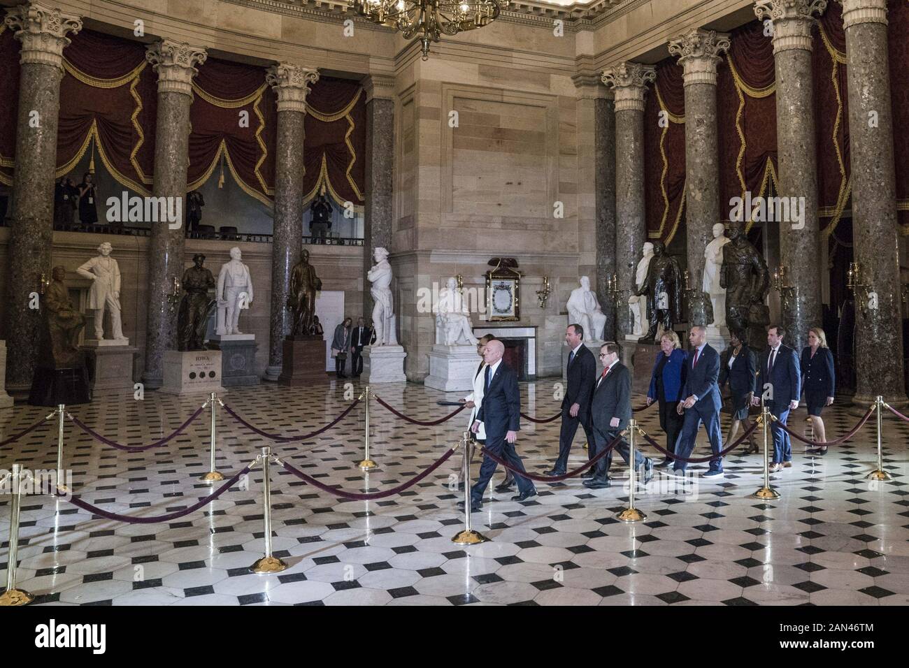 Washington, United States. 15 Jan, 2020. Haus Sergeant an den Armen Paul Irving und Sekretärin des Hauses Cheryl Johnson, durch das amtsenthebungsverfahren Manager, zu Fuß auf den Senat der zwei unterschriebene Artikel des Amtsenthebungsverfahren gegen Präsident Donald Trump im Kapitol in Washington, DC am Mittwoch, 15. Januar 2020 zu liefern. Quelle: UPI/Alamy leben Nachrichten Stockfoto