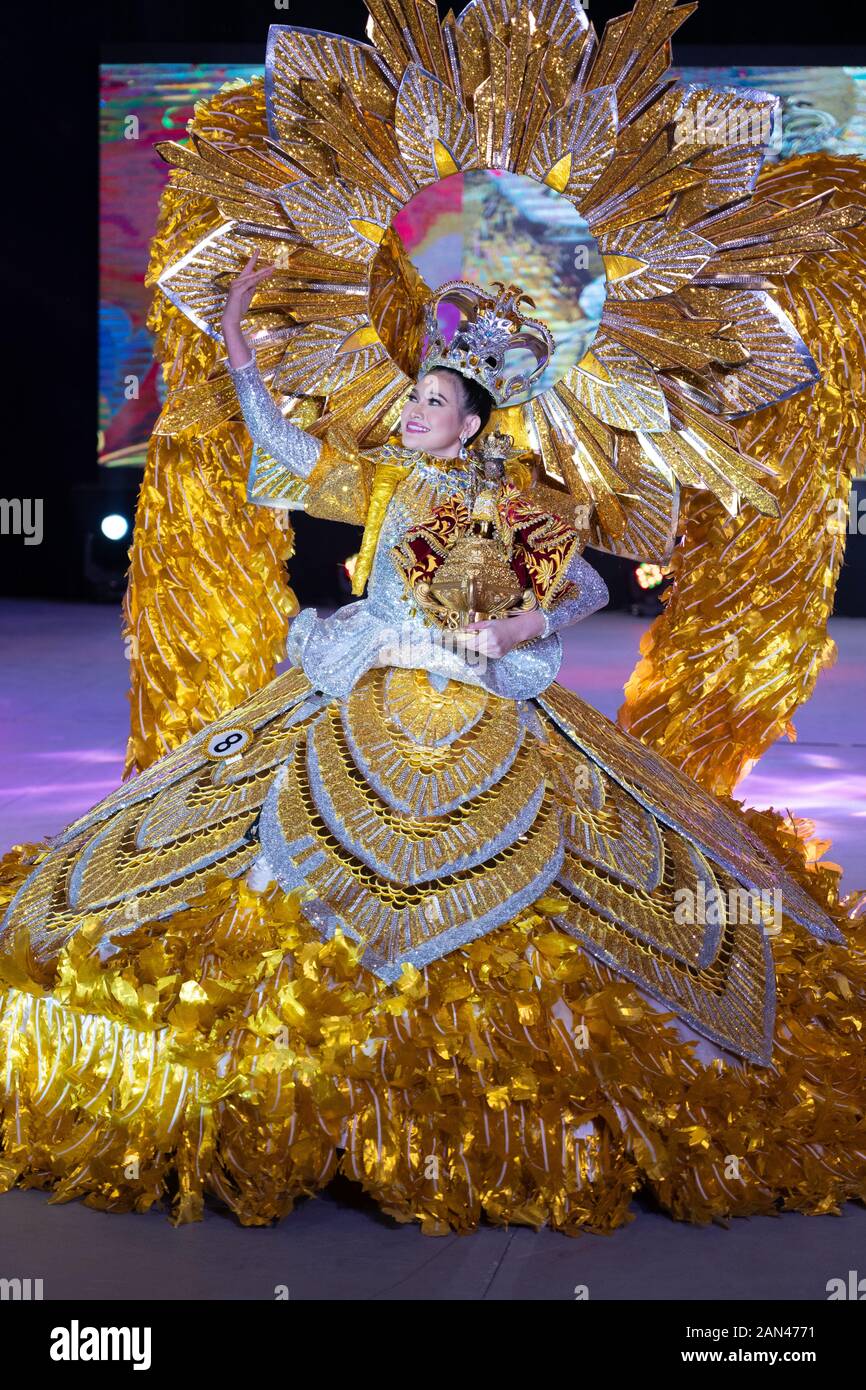 Januar 2020 Cebu City, Philippinen.Im Rahmen des jährlichen Sinulog Festivals nehmen die Kandidaten für den Festival Queen Award an einer Start- und Landebahn photoshoot Teil, die ihre aufwendigen Kostüme zeigt. Das neuntägige Sinulog-Festival findet seinen Höhepunkt in einer großen Straßenparade in der ganzen Stadt. Stockfoto