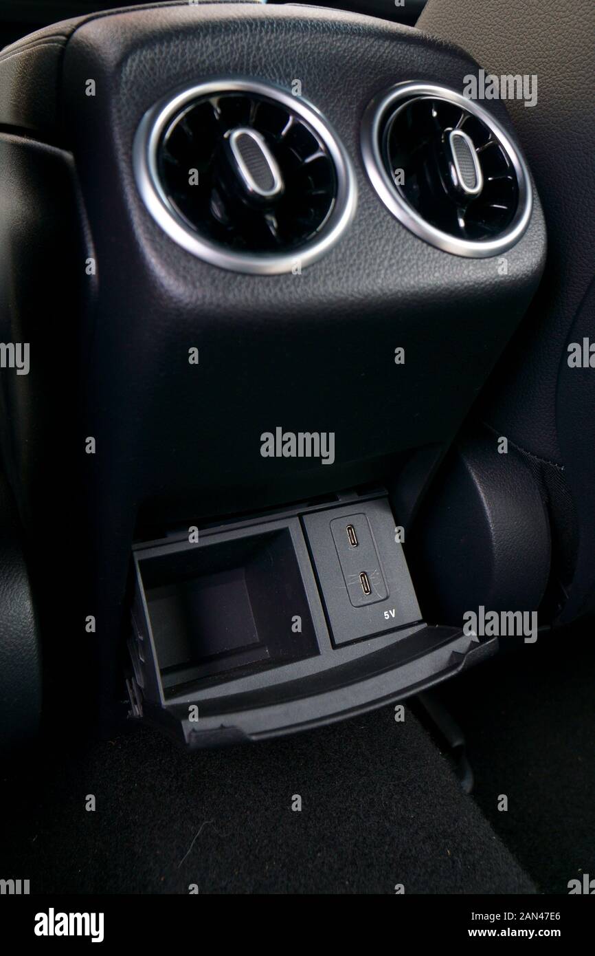 Luftdüsen mit USB-C Füllöffnungen im Fond eines Autos Stockfoto