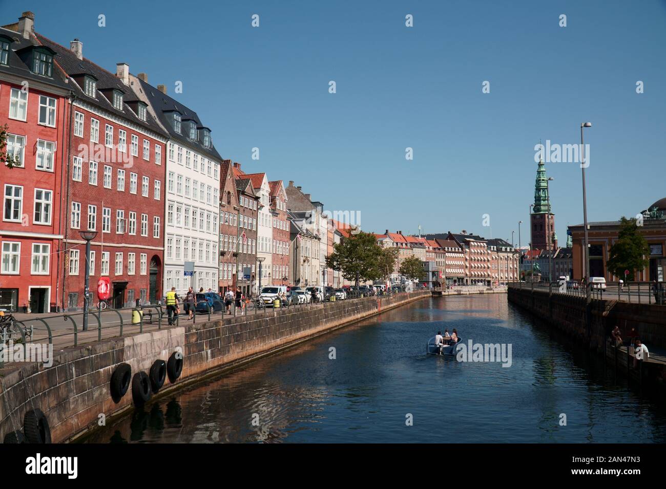 Kanäle durch das Zentrum von Kopenhagen mit Gebäuden auf einer Seite Stockfoto