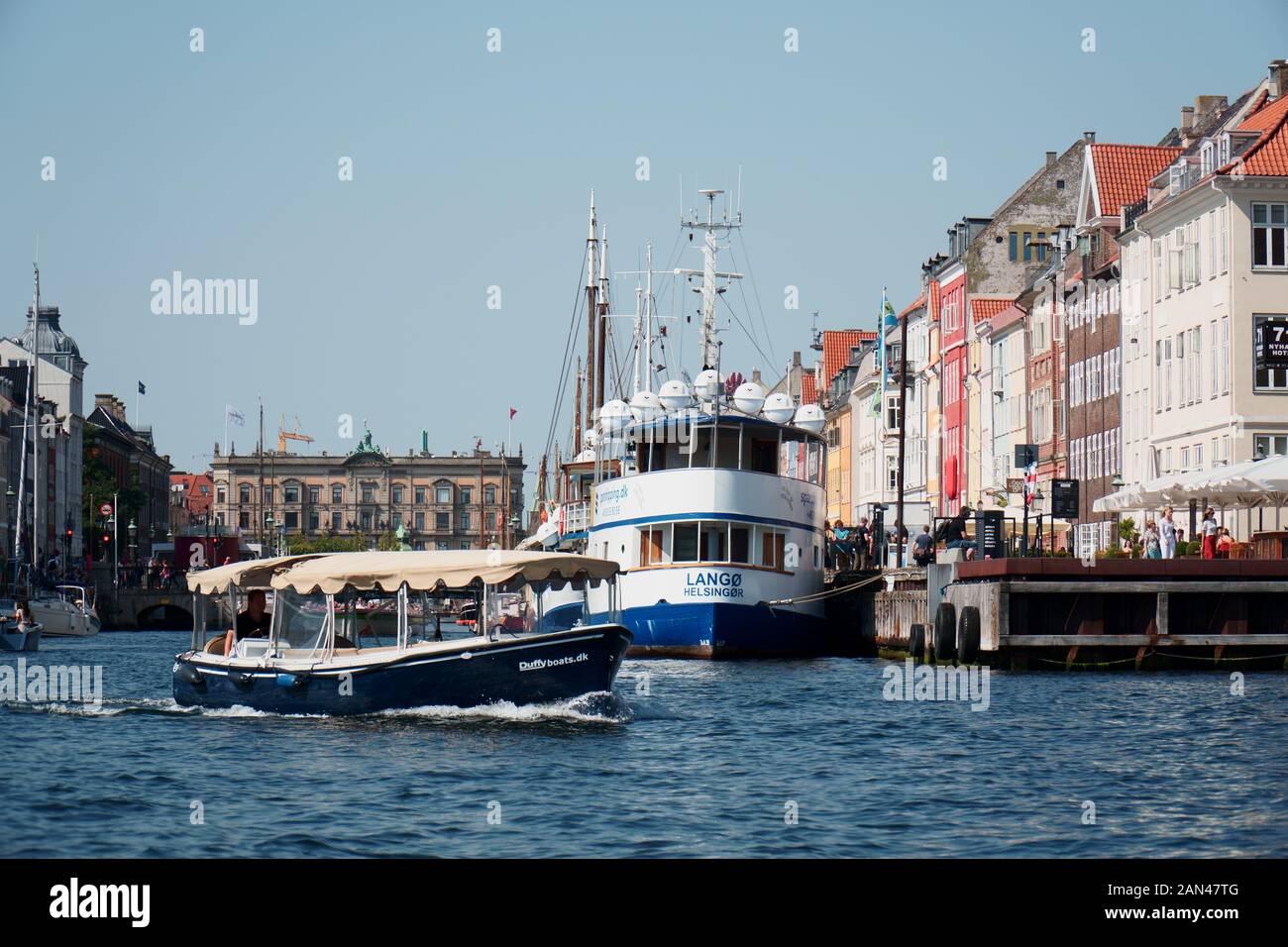 Boote im Kanal im Zentrum von Kopenhagen Stockfoto