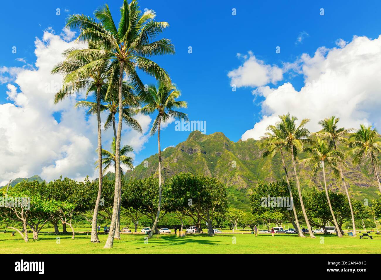 Oahu, Hawaii - 31. Oktober 2019: kualoa Regional Park mit nicht identifizierten Personen. Der Park hat einen Blick auf den ikonischen konisch geformte Insel Mokolii und ist Stockfoto