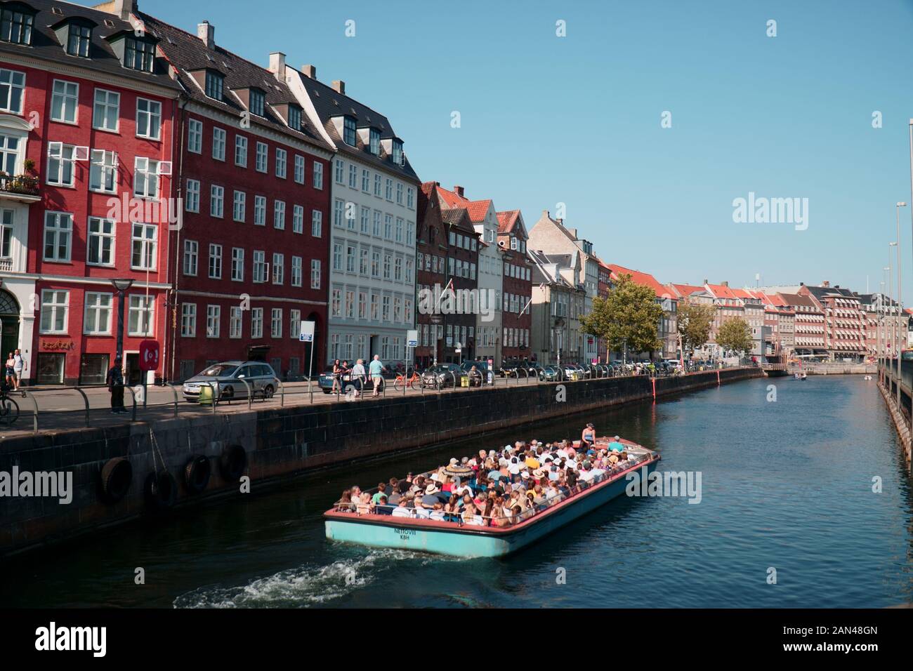 Touristen auf einer Bootstour auf den Kanälen von Kopenhagen, Dänemark Stockfoto