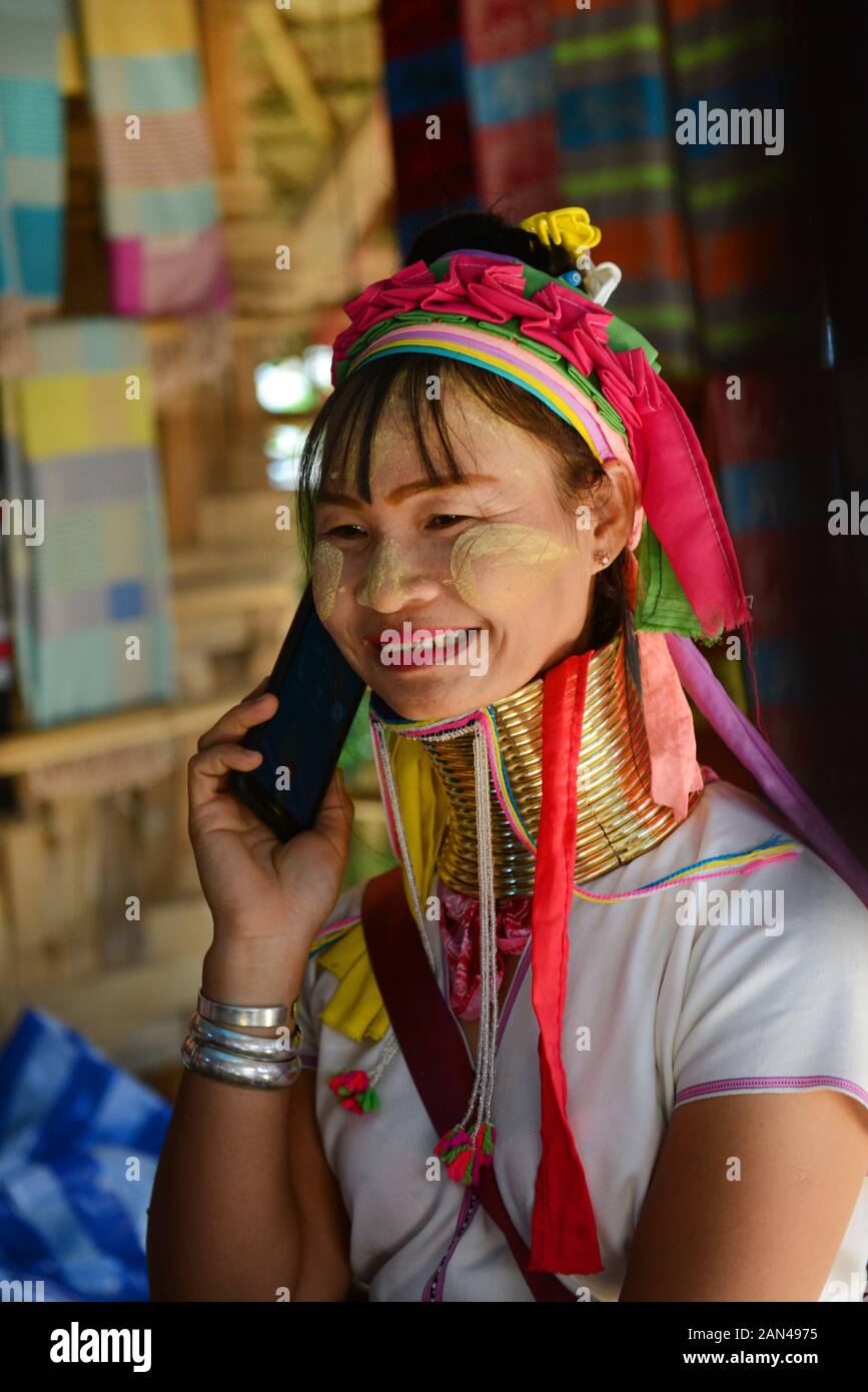 Eine Padaung Frau mit Ihrem Smartphone. Stockfoto