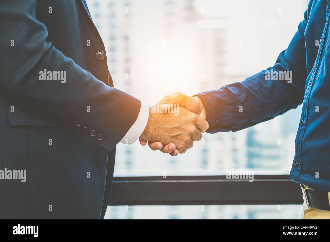 Business Partnership meeting handshaking Konzept. Geschäftsleute tun Handshake. Erfolgreiche Geschäft Leute Vertrag handshaking nach Abschluss gute Dea Stockfoto