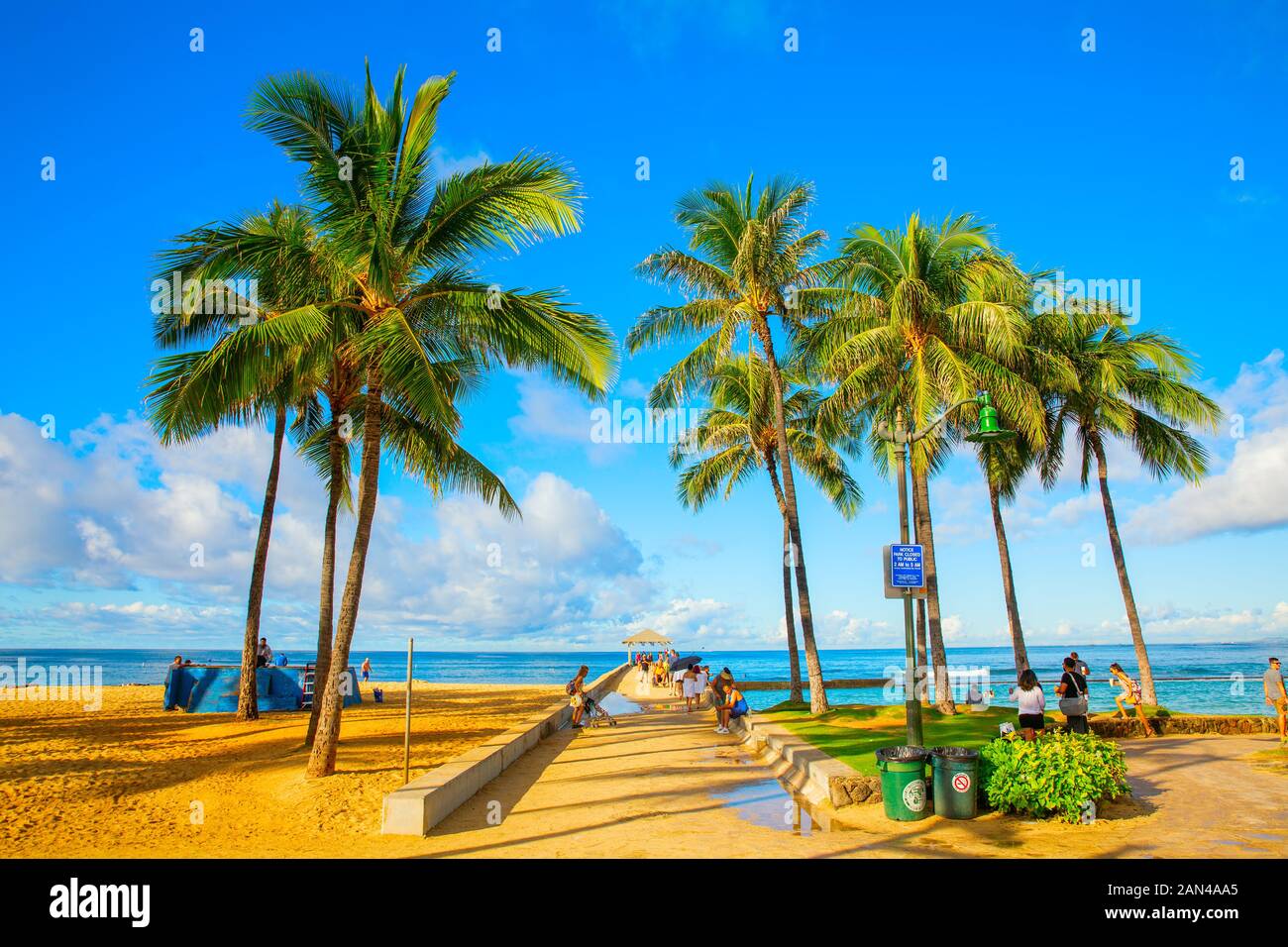 Honolulu, Oahu, Hawaii - November 04, 2019: Kuhio Beach Park mit nicht identifizierten Personen. Es ist eine Öffentliche Ocean Park innerhalb von Waikiki Beach entfernt Stockfoto